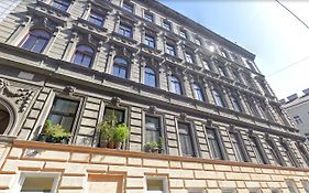 Modern 2Br Apartments - Full Kitchen - Schoenbrunn Area - 15 Mins To City Center